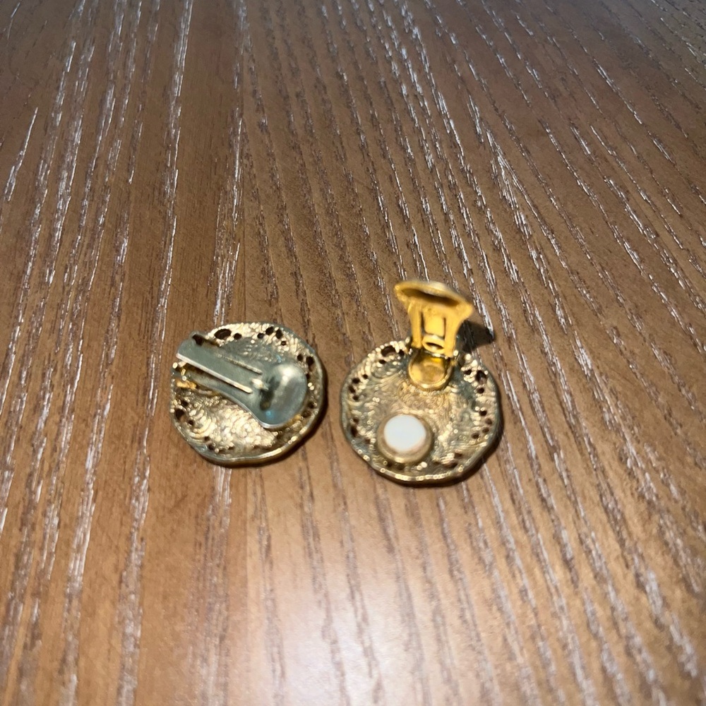 Vintage Gold Floral Clip On Earrings - Picture 4 of 6